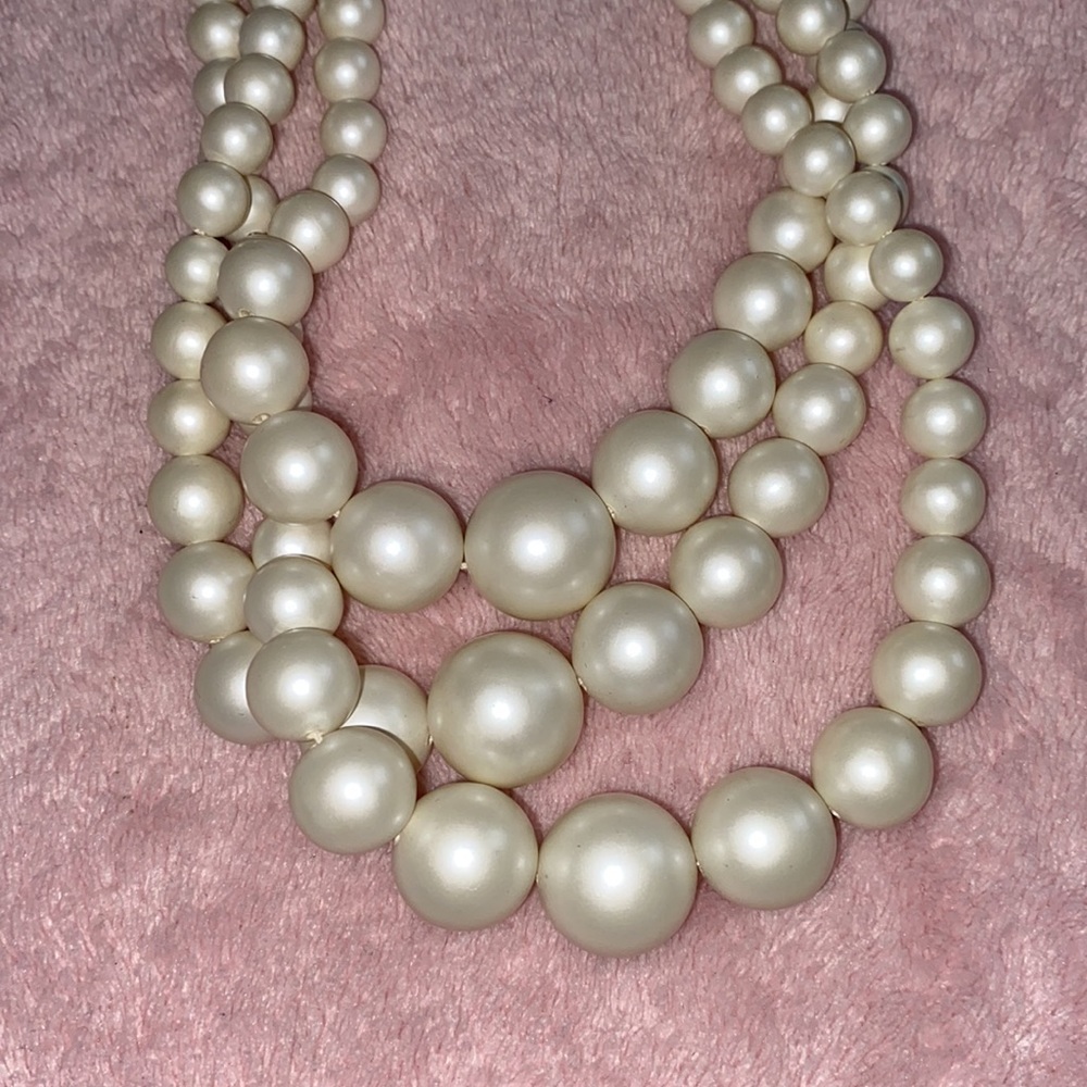 Matte faux three string pearls - Picture 3 of 4